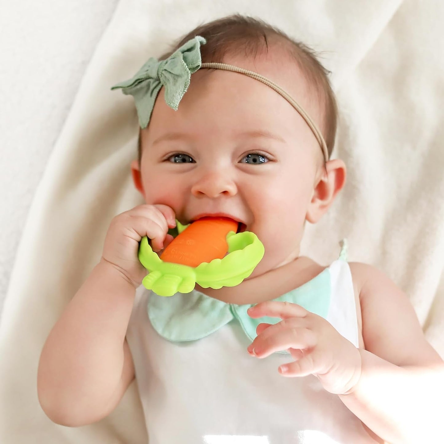 Infantino Lil' Nibbles, Massaggiagengive in silicone strutturato, Giocattolo massaggiagengive per neonati senza BPA, Morbido, facile da tenere, Stimolazione sensoriale per neonati, Carota