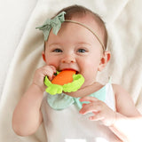 Infantino Lil' Nibbles, Massaggiagengive in silicone strutturato, Giocattolo massaggiagengive per neonati senza BPA, Morbido, facile da tenere, Stimolazione sensoriale per neonati, Carota