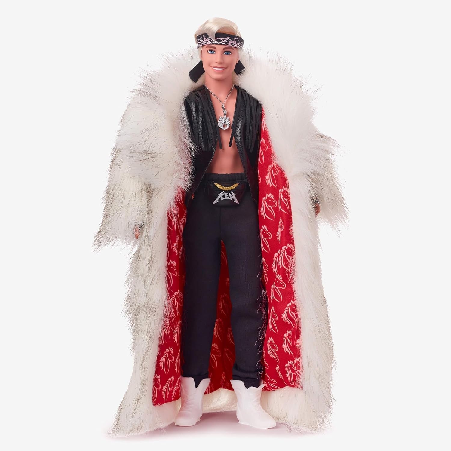 Barbie The Movie, bambola Ken da collezione che indossa un grande cappotto in pelliccia sintetica e un gilet con frange nere con bandana, HRF31