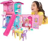 Casa delle bambole Barbie Chelsea con oltre 15 accessori, la casa pop-up si espande fino a 42 x 33 cm con 5 aree gioco e uno scivolo, con una piccola bambola e un cane, JFW49