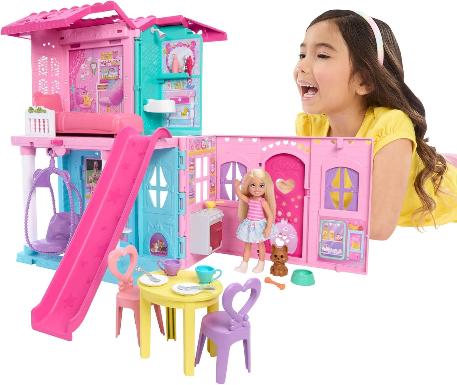 Casa delle bambole Barbie Chelsea con oltre 15 accessori, la casa pop-up si espande fino a 42 x 33 cm con 5 aree gioco e uno scivolo, con una piccola bambola e un cane, JFW49