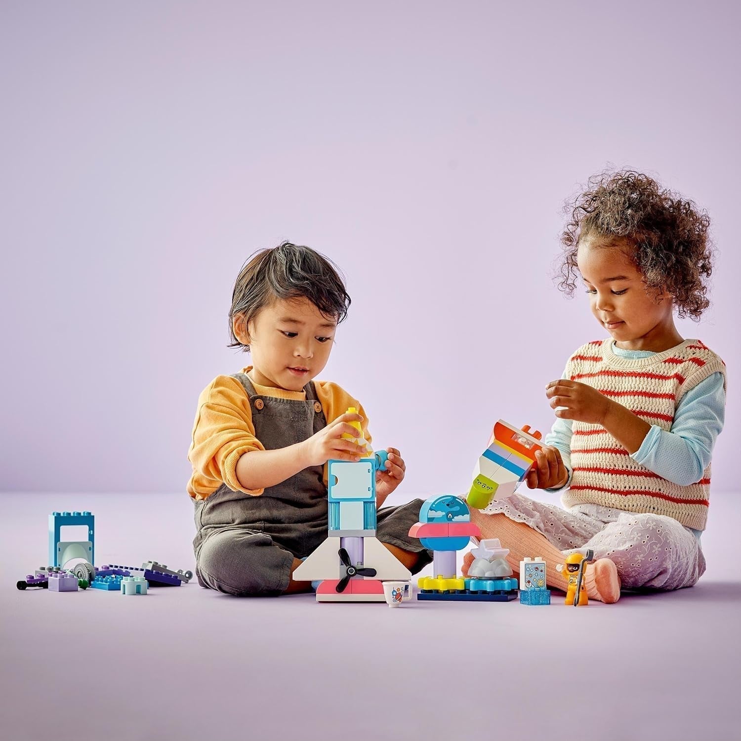 LEGO DUPLO Space Shuttle 3 in 1 Tante Avventure Set Spaziale Razzo Giocattolo per Bambini Giocattolo di Scienza delle Costruzioni Sviluppo precoce delle Capacità Motorie Regalo per bambini di 3 anni 10422 Set di costruzione Beuche den LEGO-Store
