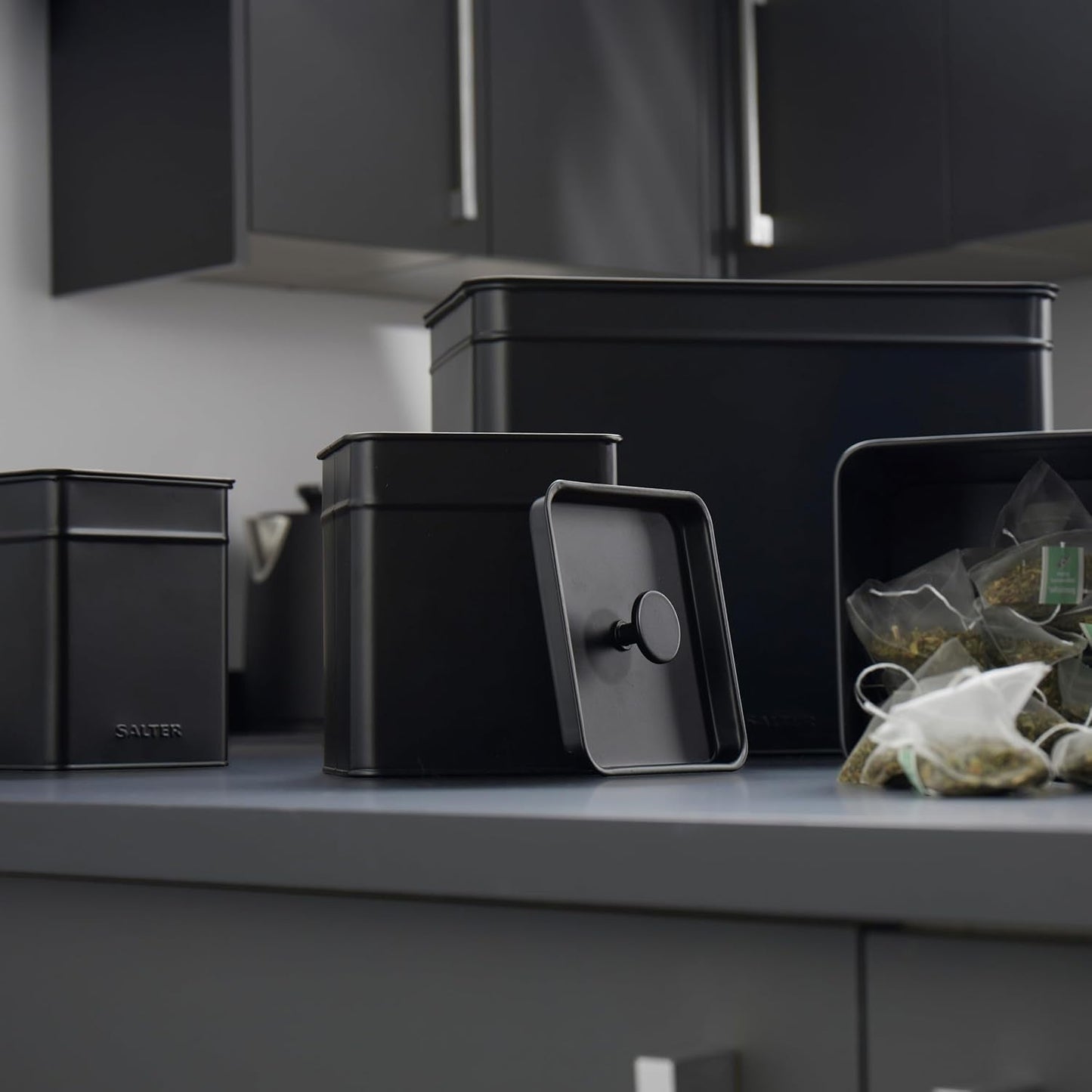 Salter BW12614EU7 Set contenitori Kuro - 4 contenitori da cucina Scatole organizer quadrate per pane/tè/caffè/zucchero, facili da pulire, per conservare gli alimenti freschi Scatole nere per alimenti Naty Shop