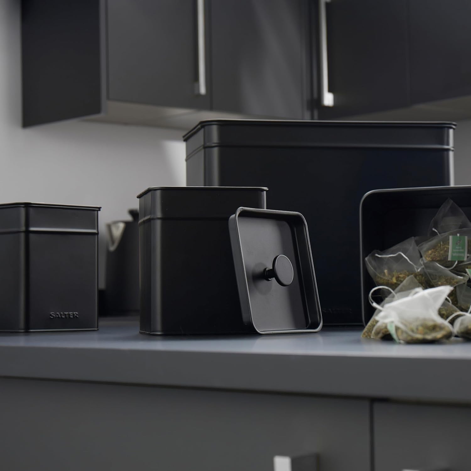 Salter BW12614EU7 Set contenitori Kuro - 4 contenitori da cucina Scatole organizer quadrate per pane/tè/caffè/zucchero, facili da pulire, per conservare gli alimenti freschi Scatole nere per alimenti Naty Shop