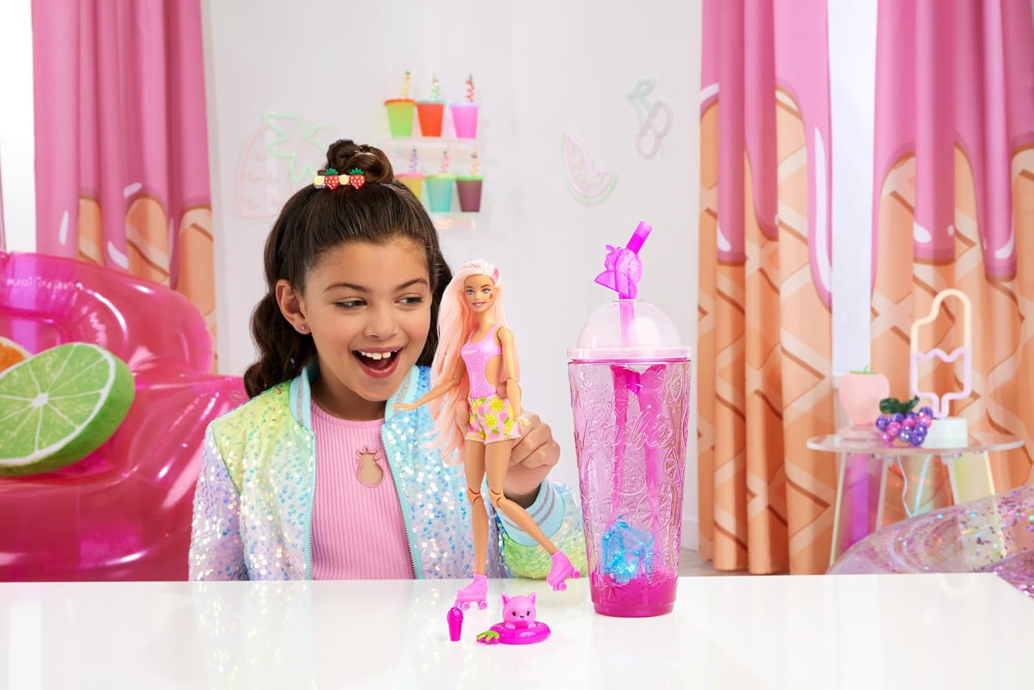 Barbie Pop Reveal Fruit - Bambole a sorpresa con 8 sorprese fruttate, tra cui una bambola posizionabile profumata alla fragola e limonata e un soffice cucciolo, dai 3 anni in su, HNW41