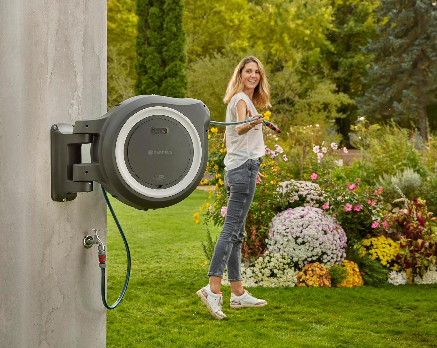 Gardena PowerRoll XXL Solo - Scatola portagomma a parete senza fili: avvolgitubo automatico con tubo da giardino da 40 m, guida tubo e RollControl, alimentato a batteria, resistente ai raggi UV e al gelo (18647-55)