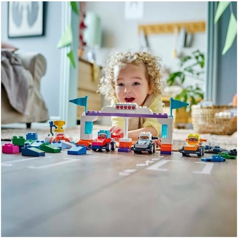 Auto da corsa del team F1 LEGO DUPLO Town con piloti, giocattolo da costruzione per tutta la famiglia, esperienza di gioco fantasiosa, regalo di compleanno per bambini, ragazzi e ragazze a partire da 2 anni 10445 Set da costruzione Besuche den LEGO-Store