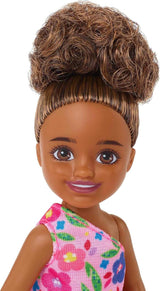 Barbie Chelsea Club – HGT07 – Bambola articolata con fiori rosa, ragazza di razza mista, alta 15 cm