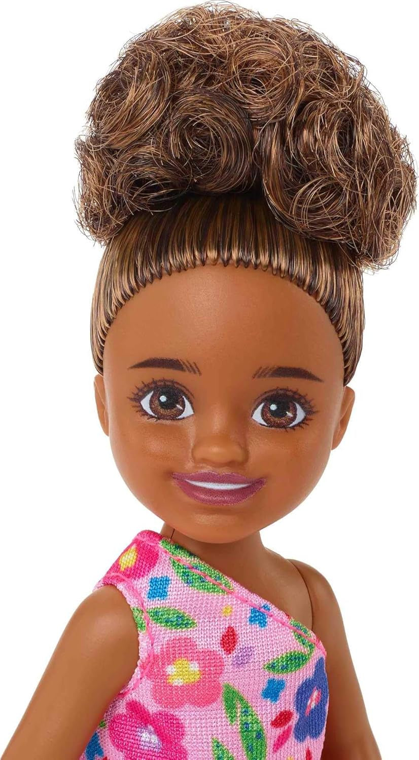 Barbie Chelsea Club – HGT07 – Bambola articolata con fiori rosa, ragazza di razza mista, alta 15 cm