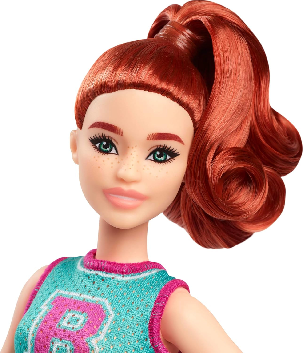 Bambola Barbie Fashionistas n. 232 con capelli rossi, top sportivo in jersey con stampa B, gonna a pieghe viola, orologio da polso e scarpe da ginnastica, HYT90