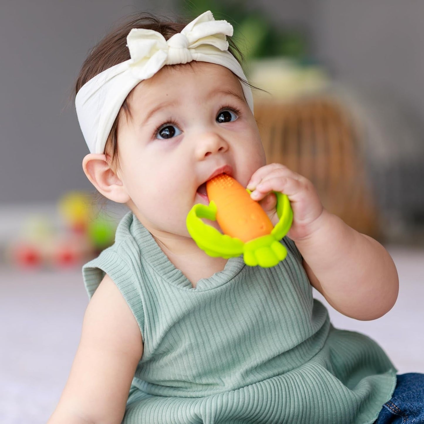 Infantino Lil' Nibbles, Massaggiagengive in silicone strutturato, Giocattolo massaggiagengive per neonati senza BPA, Morbido, facile da tenere, Stimolazione sensoriale per neonati, Carota