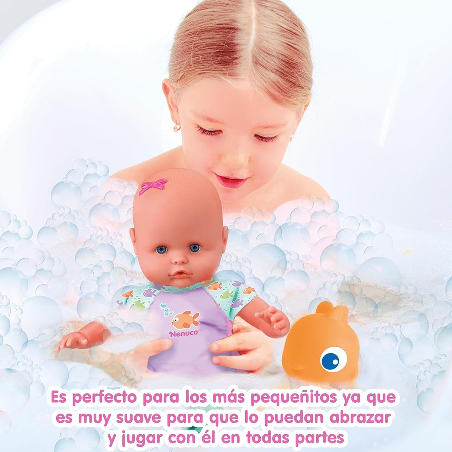 Il mio primo bagno: Una bambola morbida con il corpo impermeabile, adatta per l'uso in bagno, in piscina e al mare. Include un costume da bagno e un pesce nell'acqua.