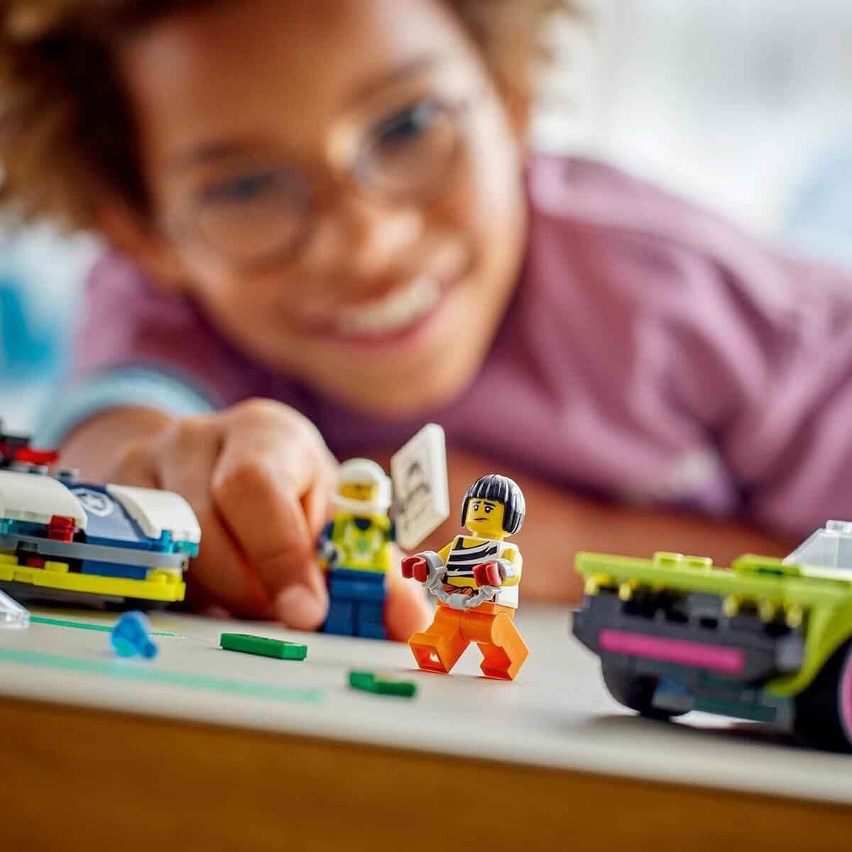 Inseguimento in auto LEGO City con auto della polizia e muscle car, trenino con 2 auto da corsa, regalo della polizia per bambini, ragazzi e ragazze dai 6 anni, set con poliziotto e minifigure Ganovin 60415 Set da costruzione Besuche den LEGO-Store