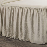 Set di biancheria da letto con gonna a volant con decorazioni lussureggianti Set di biancheria da letto di lusso in 3 pezzi per la fattoria Elegante e affascinante dettaglio con volant Stile senza tempo e design classico Letti e trapunte con decorazioni lussureggianti king size morbide e leggere