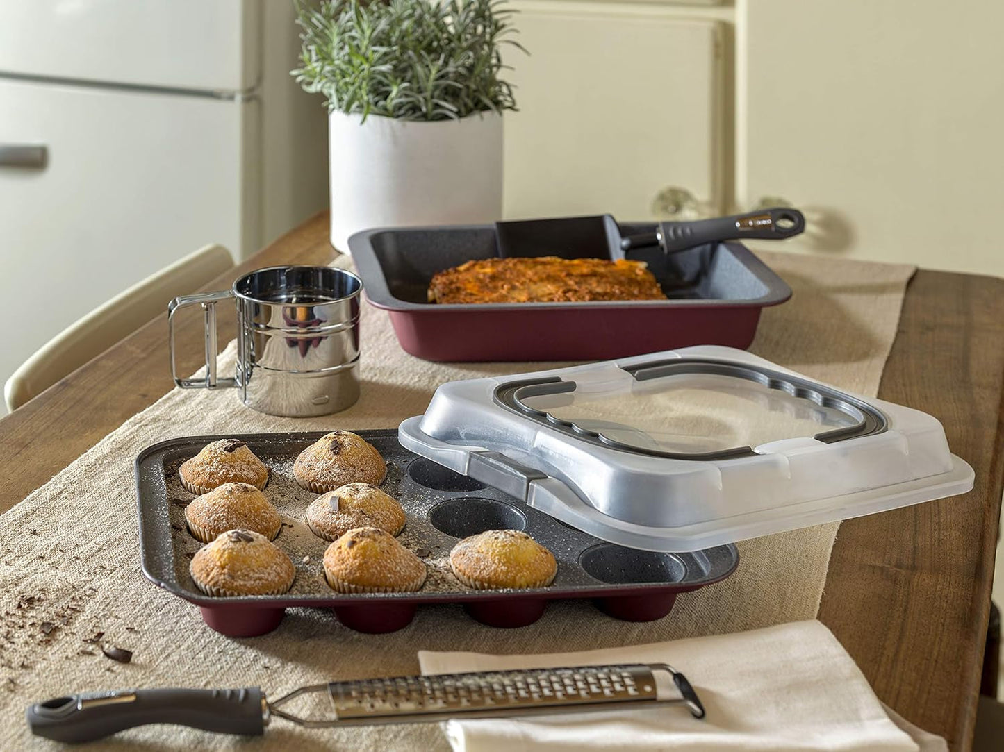 Teglia Sweet Cherry, per 12 muffin, con coperchio, plastica acciaio, rosso ciliegia Teglie e stampi Naty Shop