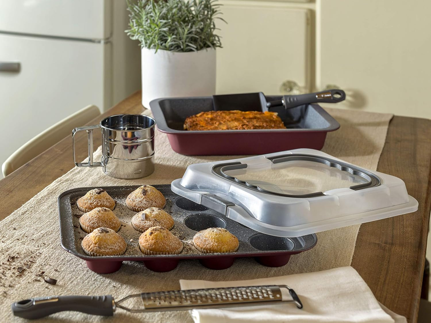 Teglia Sweet Cherry, per 12 muffin, con coperchio, plastica acciaio, rosso ciliegia Teglie e stampi Naty Shop