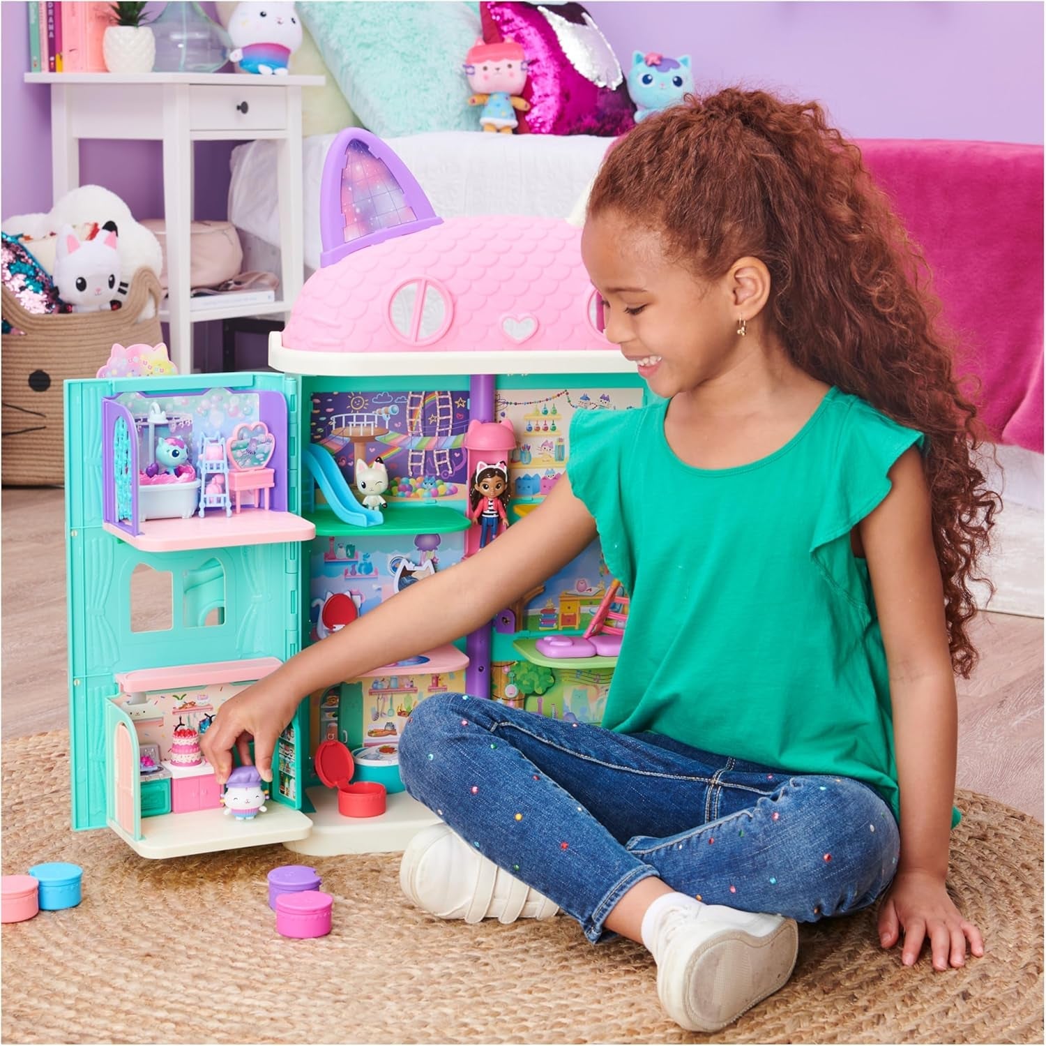 CASA DELLE BAMBOLE GABBY'S DREAMWORKS - Camera Deluxe, pasticceria Cakey, cucina Kuchi (rumeno: Cakey), 3 mobili e 2 scatole a sorpresa con accessori, adatta a bambini dai 3 anni in su