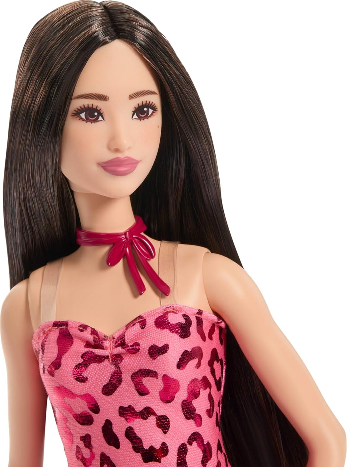 Bambola Barbie Fashionistas n. 246 in un abito rosa senza spalline con stampa leopardata, capelli neri e accessori come una collana con fiocco e stivali, JJN59