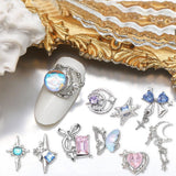 16 Stile Luxus Mond Stern Nagel Charms 3D Nail Charms Y2K Legierung Strasssteine ​​​​Bogen Schmetterling Nagel Schmuck Metall Nail Art Charms Nägel Glitzersteine ​​​​Nailart Strass Nageldesign Zubehör