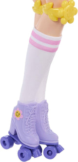Bambola Barbie Dream Besties e accessori, bambola Barbie Renee alla moda con pattinaggio a rotelle e capelli neri, 12 accessori a tema con video e cibo, JFX99