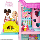 Barbie Chelsea Playhouse - 3 piani trasformabili, aree gioco segrete, ascensore, piscina, scivolo, 2 animali domestici e oltre 20 accessori, dai 3 anni in su, HHX44