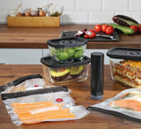 Set sottovuoto Küchenprofi EASYFRESH | Set di 7 pezzi | 1x pompa per vuoto elettrica, 1x vaso per sottovuoto S, M e L, 3x sacchetti per sottovuoto 22x21 cm | vetro borosilicato, plastica di alta qualità | preparazione e conservazione Scatole per la conservazione degli alimenti Naty Shop