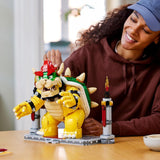 LEGO Super Mario The Mighty Bowser Kit modello 3D Grande set di action figure da collezione inclusa piattaforma da duello Idea regalo per i fan da esporre come decorazione della stanza 71411 Set di costruzione Besuche den LEGO-Store
