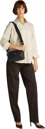 Calvin Klein Borsa a tracolla da donna Must Camera Bag Mono Wide Strap Strap, Nero (Ck Black), a grandezza naturale Borse da donna Naty Shop