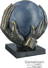 Casablanca design moderno GILDE Deco Scultura Figura Salva il mondo - Globo nelle mani - Altezza 19 cm Statue e sculture Naty Shop