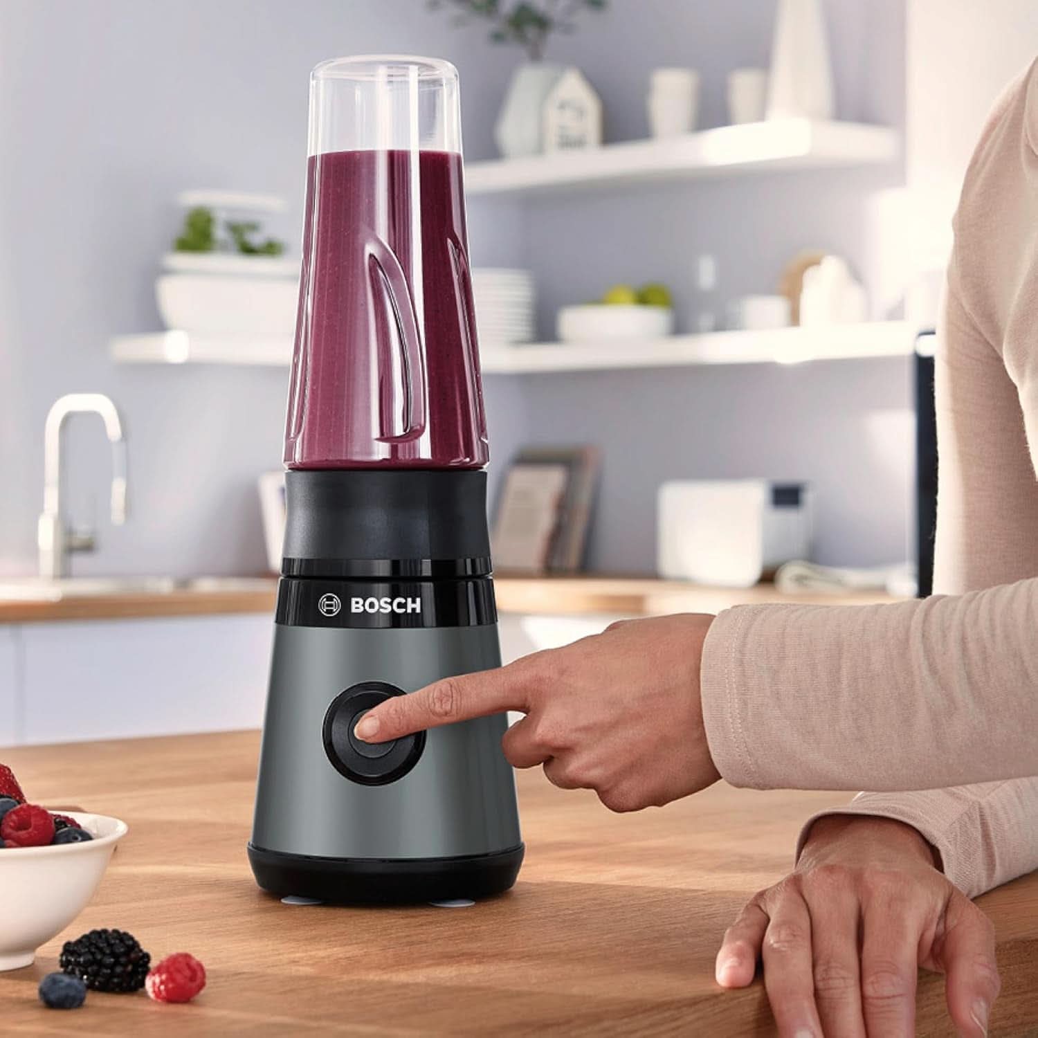 Bosch Mini Robot da Cucina Vitapower Serie 2 MMB2111S, Mixer ad alta velocità, Bis Zu 40.000 Giri/min, Tritan Togo-Flasche 0,6 L, Trinkdeckel, Bruchsicher, Spülmasch.Geeignete Teile, 450W, Argento/Schwarz Kitchen Naty Shop