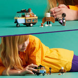 LEGO Friends Rolling Café Piccolo giocattolo da forno per bambini, regalo per ragazze e ragazzi dai 6 anni, giocattolo educativo con Aliya, Jules e Aira il cane 42606 Set da costruzione Beuche den LEGO-Store