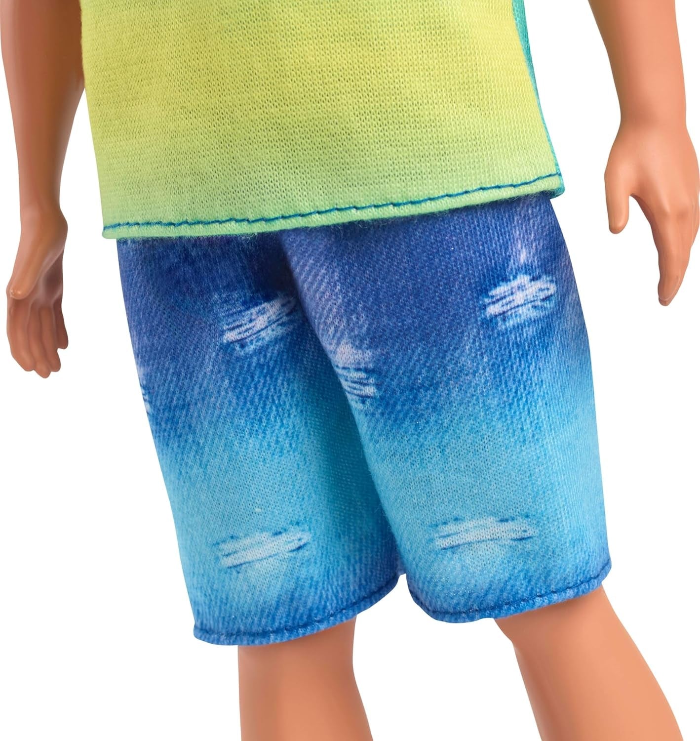 Ken Barbie Fashionistas bambola n. 236 con capelli neri, canotta verde acqua sfumata, shorts in denim e scarpe da ginnastica argentate, HYV00
