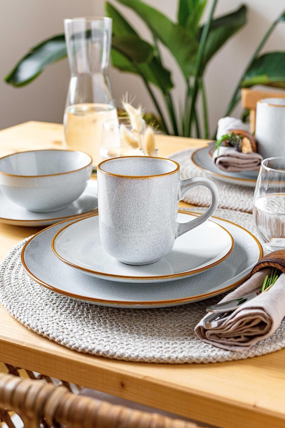 MÄSER Mabella, Servizio di stoviglie vintage per 4, servizio combinato da 20 pezzi con raffinata smaltatura reattiva e raffinato bordo marrone, Gres, Grigio-Beige