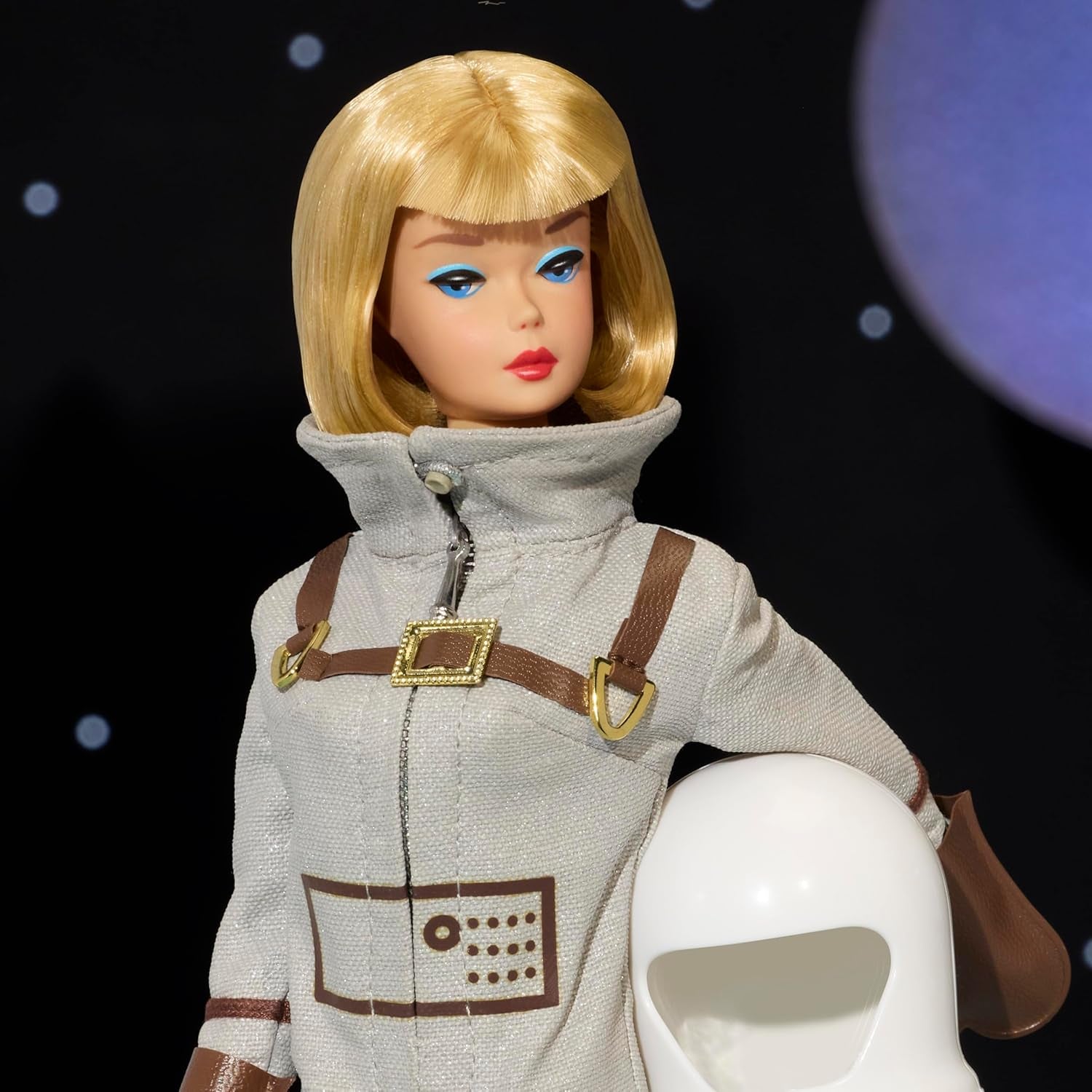 Mattel Barbie Miss Astronauta bambola da collezione con abito argento, stivali spaziali e accessorio casco, riproduzione vintage dell'originale del 1965, JBJ48 Naty Shop Dolls