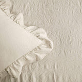Set di biancheria da letto con gonna a volant con decorazioni lussureggianti Set di biancheria da letto di lusso in 3 pezzi per la fattoria Elegante e affascinante dettaglio con volant Stile senza tempo e design classico Letti e trapunte con decorazioni lussureggianti king size morbide e leggere