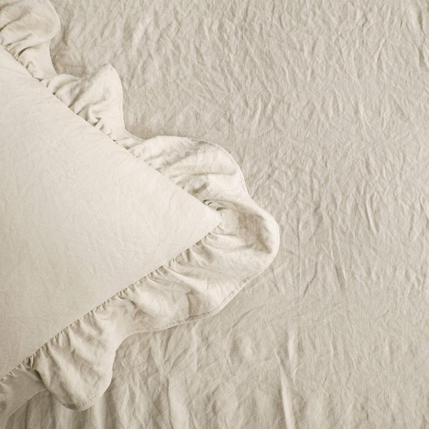 Set di biancheria da letto con gonna a volant con decorazioni lussureggianti Set di biancheria da letto di lusso in 3 pezzi per la fattoria Elegante e affascinante dettaglio con volant Stile senza tempo e design classico Letti e trapunte con decorazioni lussureggianti king size morbide e leggere