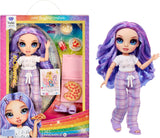 Rainbow High Junior High PJ Party Doll - Viola - 22 cm con tuta morbida, pantofole e accessori da gioco - Giocattolo per bambini - Ideale per 4-12 anni