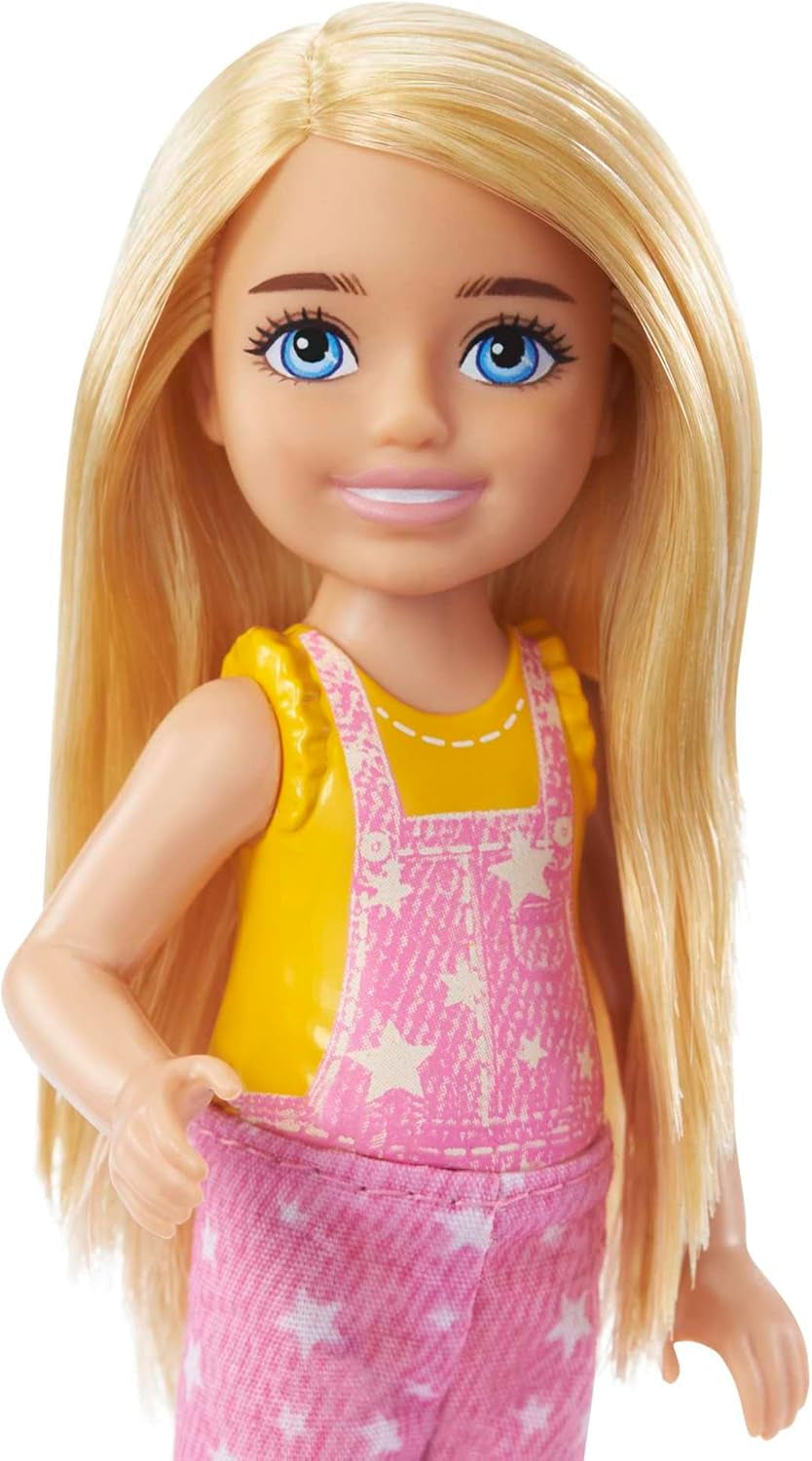 Serie Barbie Chelsea, bambola Chelsea da campeggio con capelli biondi, gufo, sacco a pelo, cuscino, torcia elettrica, binocolo, accessori da campeggio, regalo per bambini, giocattolo da 3 anni in su, HDF77