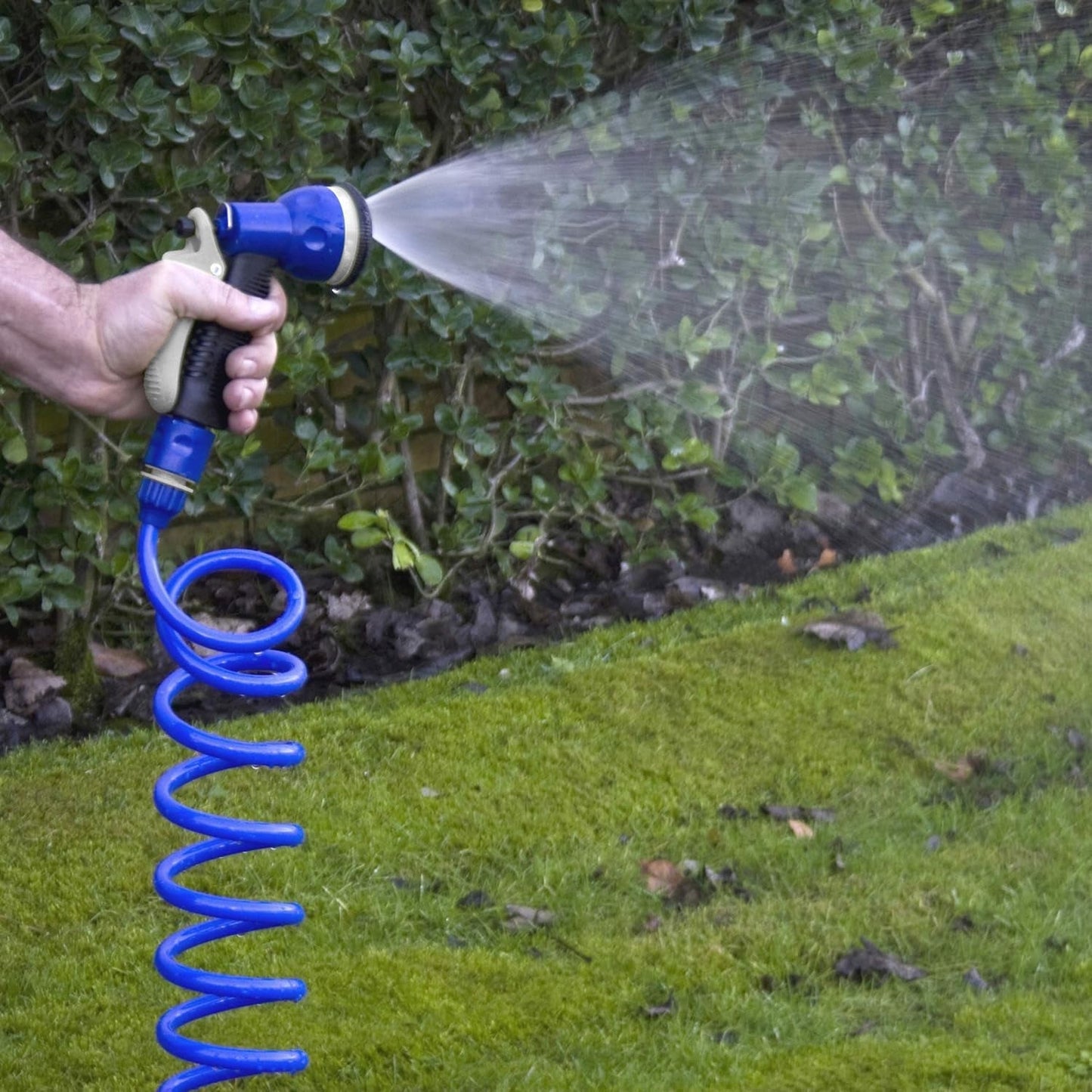 Set tubo spiralato TATAY 10 m con accessori in plastica con protezione UV, ideale per terrazze e piccoli giardini.
