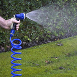 Set tubo spiralato TATAY 10 m con accessori in plastica con protezione UV, ideale per terrazze e piccoli giardini.