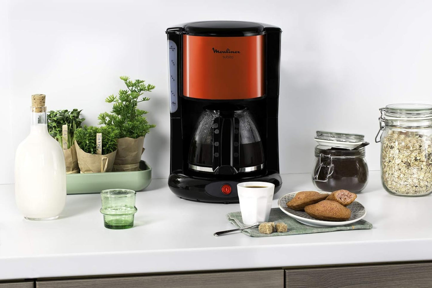 Macchina per caffè espresso Subito con filtro, caraffa in vetro, 10-15 tazze, capacità 1,25 l, funzione di spegnimento automatico, filtro rimovibile, indicatore del livello dell'acqua, acciaio inossidabile, rosso/nero, FG360D