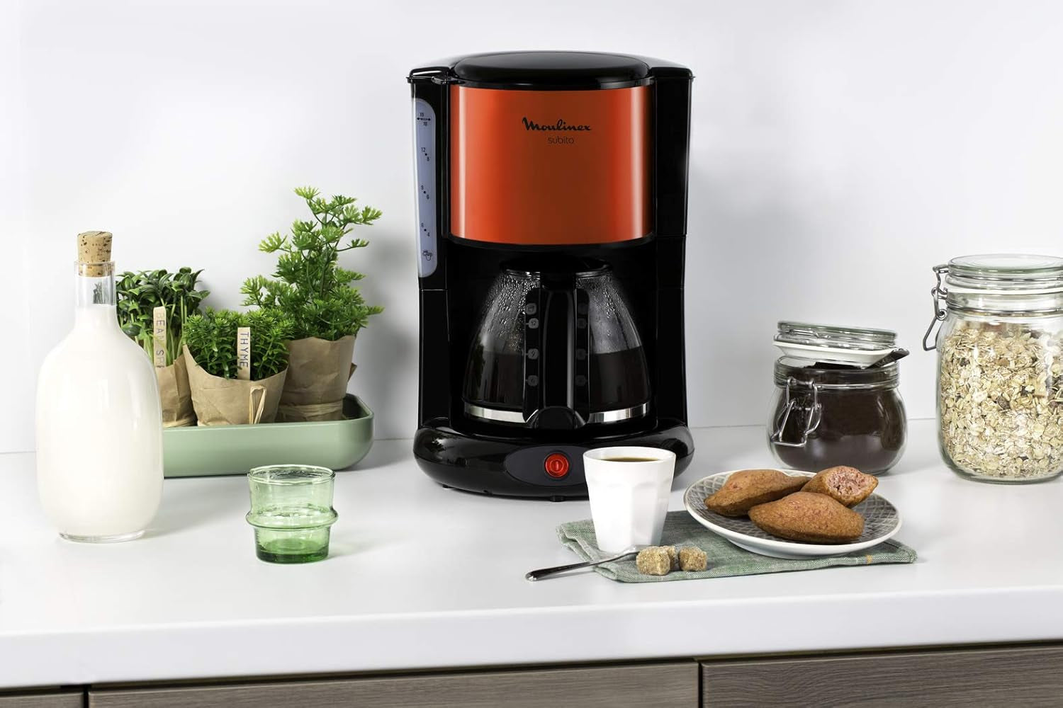 Macchina per caffè espresso Subito con filtro, caraffa in vetro, 10-15 tazze, capacità 1,25 l, funzione di spegnimento automatico, filtro rimovibile, indicatore del livello dell'acqua, acciaio inossidabile, rosso/nero, FG360D