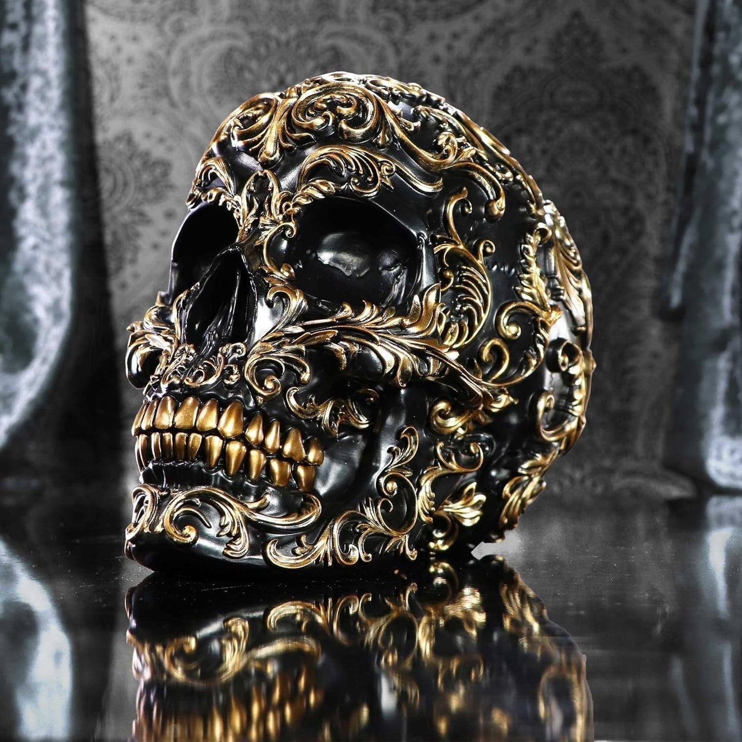 Teschio rinascimentale, 19 cm, resina, nero e oro, motivo barocco dorato, ornamento teschio nero, decorazione gotica, fuso nella migliore resina sintetica, dipinto a mano da esperti statuette e sculture Naty Shop