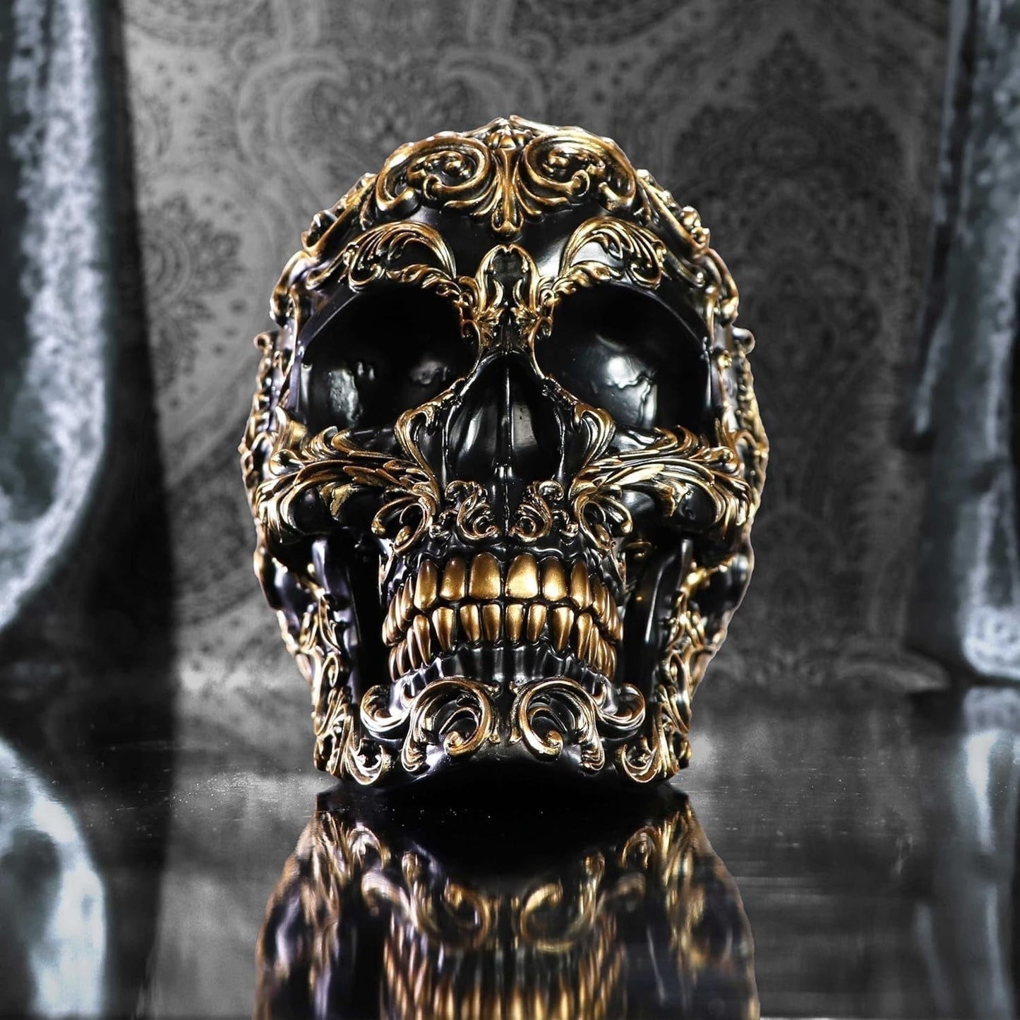 Teschio rinascimentale, 19 cm, resina, nero e oro, motivo barocco dorato, ornamento teschio nero, decorazione gotica, fuso nella migliore resina sintetica, dipinto a mano da esperti statuette e sculture Naty Shop