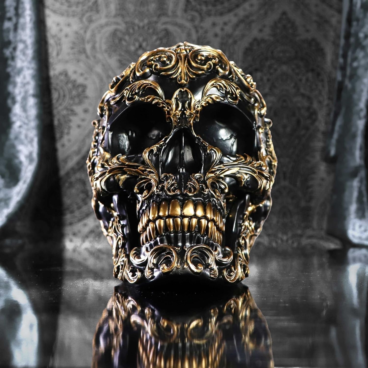 Teschio rinascimentale, 19 cm, resina, nero e oro, motivo barocco dorato, ornamento teschio nero, decorazione gotica, fuso nella migliore resina sintetica, dipinto a mano da esperti statuette e sculture Naty Shop