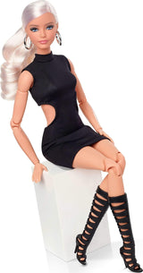 Barbie Basics Model 2 bambola da collezione con capelli biondi, miniabito nero e stivali da gladiatore, taglia unica per tutti i gusti, corpo articolato e testa intercambiabile, JBH71