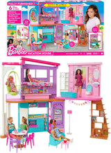 Barbie Holiday House (116 x 77,9 cm), casetta da gioco a 6 posti, completamente arredata con accessori, mobili e ascensore, pieghevole e riponibile, bambola, regalo per bambini dai 3 anni in su, HCD50