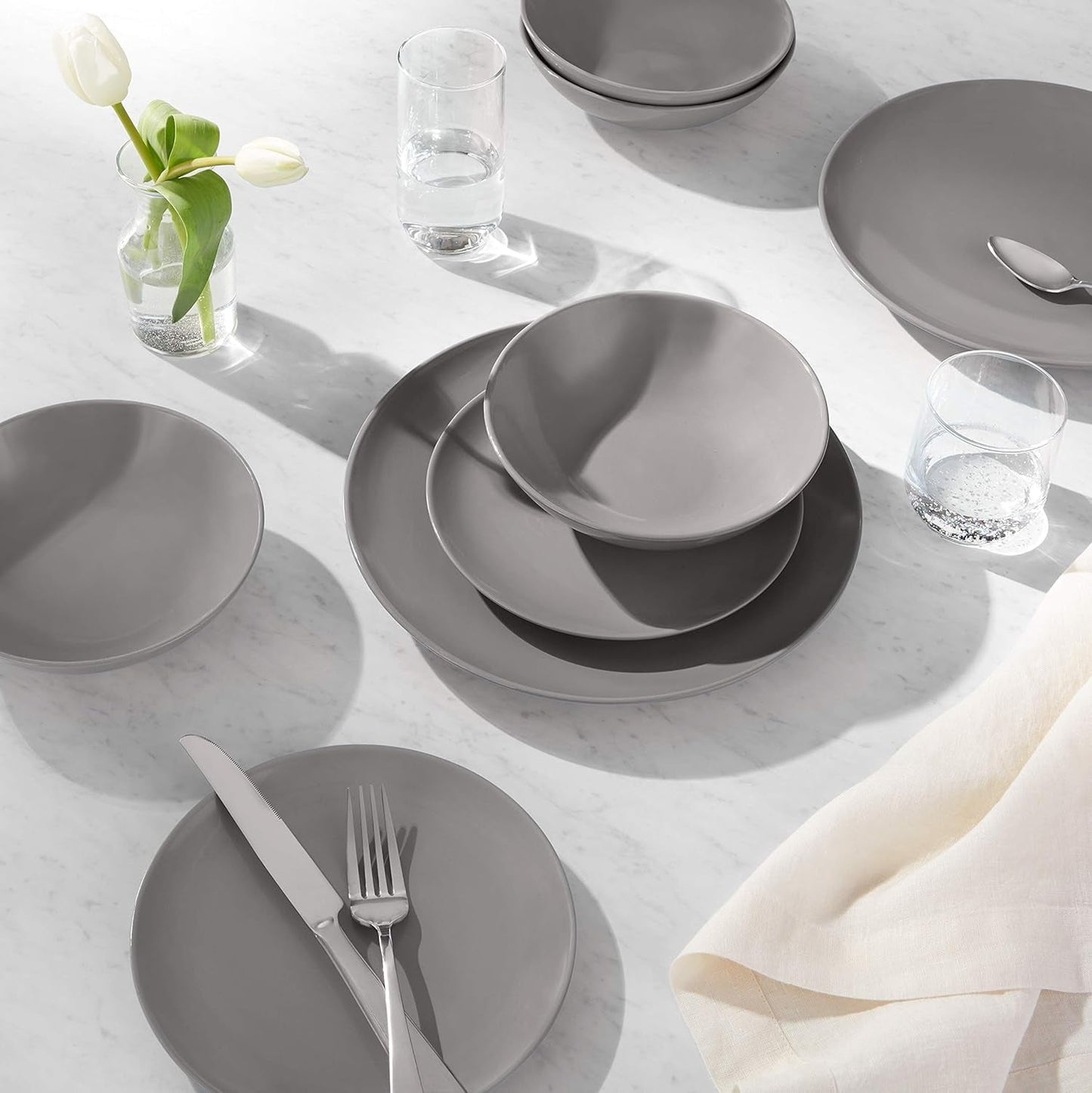 Set di stoviglie in gres da 6 porzioni Amazon Basics da 18 pezzi Smoky Grey