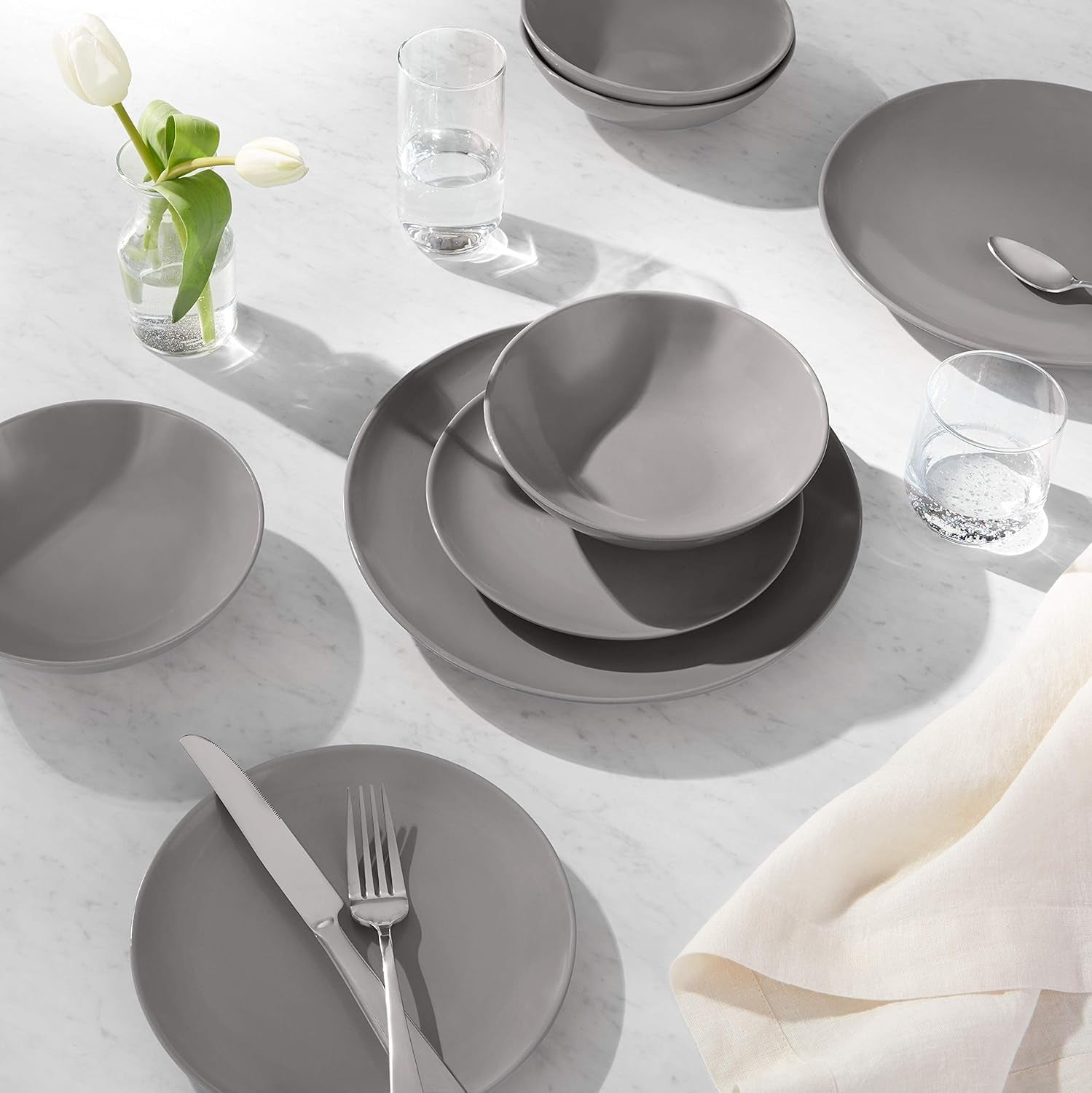 Set di stoviglie in gres da 6 porzioni Amazon Basics da 18 pezzi Smoky Grey