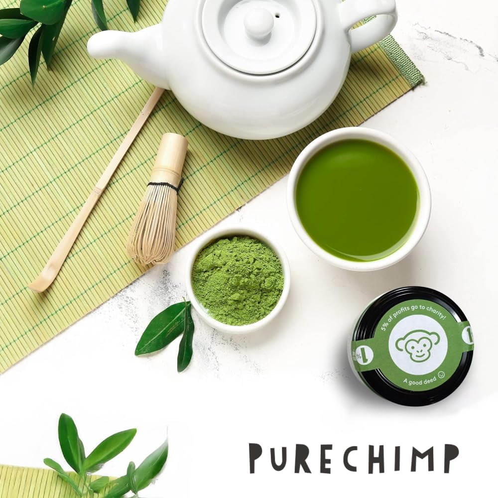 Polvere di matcha di grado cerimoniale Purechimp 50 g. Polvere di tè coltivata all'ombra pura al 100% per latte macchiato, infusi e ricette. Barattolo riciclabile. Ricco di antiossidanti.